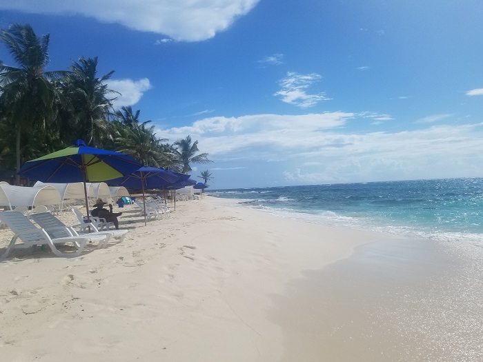 Alquiler de parasoles en Johnny Cay San Andres playas islas 