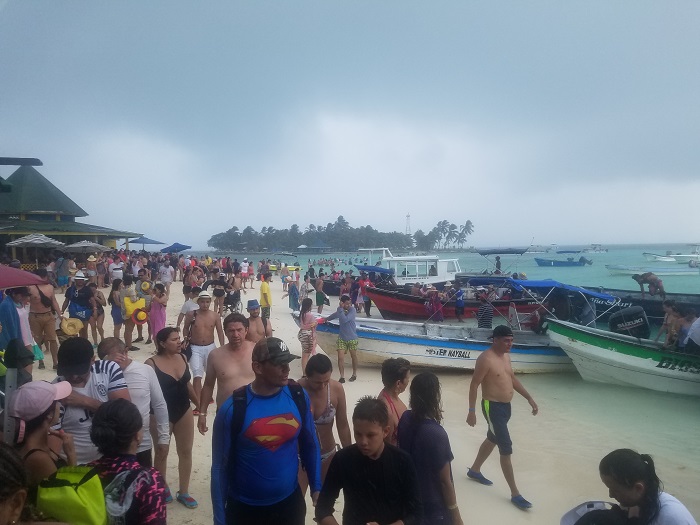 Caos en Rose Cay Acuario isla san andres botes multitud